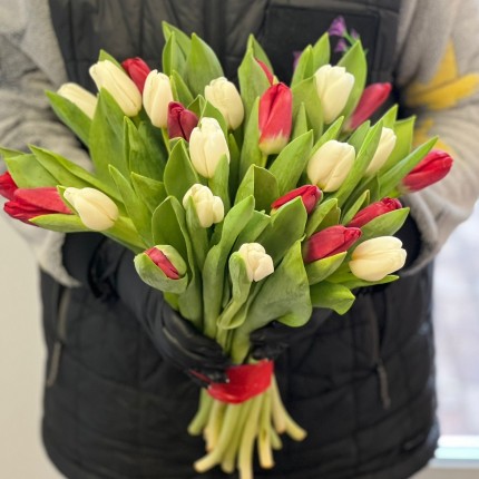 Заказать букет белых и красных тюльпанов недорого с доставкой в Пензе