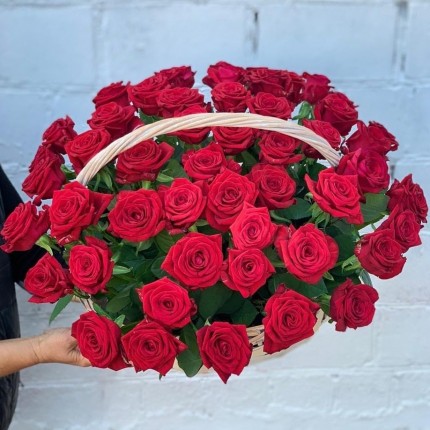 Корзинка "Моей королеве" из красных роз с доставкой в Пензе