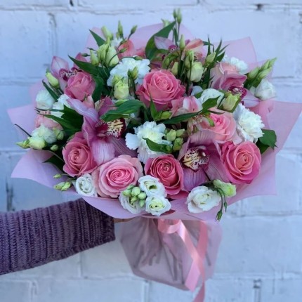 Букет из розовых роз и орхидей "Нежность" - доставка в Пензе